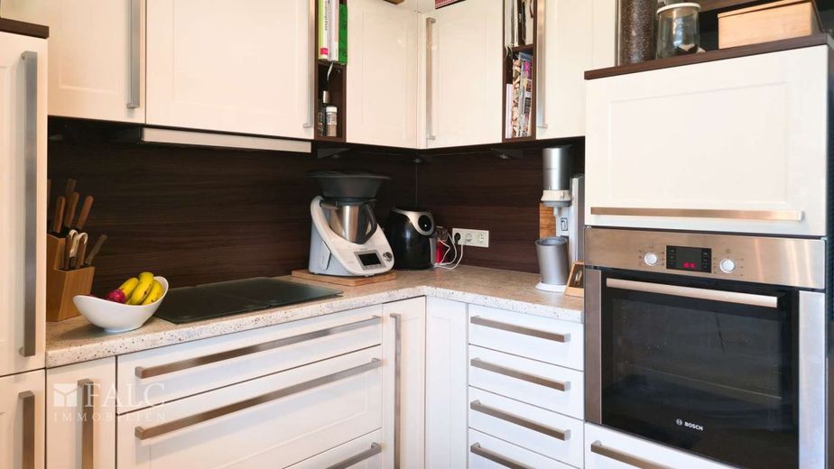 Familienfreundliche Doppelhaushälfte mit Garten, Terrasse &amp; Doppelgarage – Küche