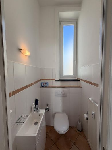 Hohenfelde – Moderne 4-Zimmer-Wohnung mit großzügiger Wohnlounge und Balkon ins Grüne – 1. WC
