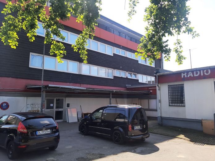 Lagerhalle neu saniert in optimaler Verkehrslage – Eingangsbereich