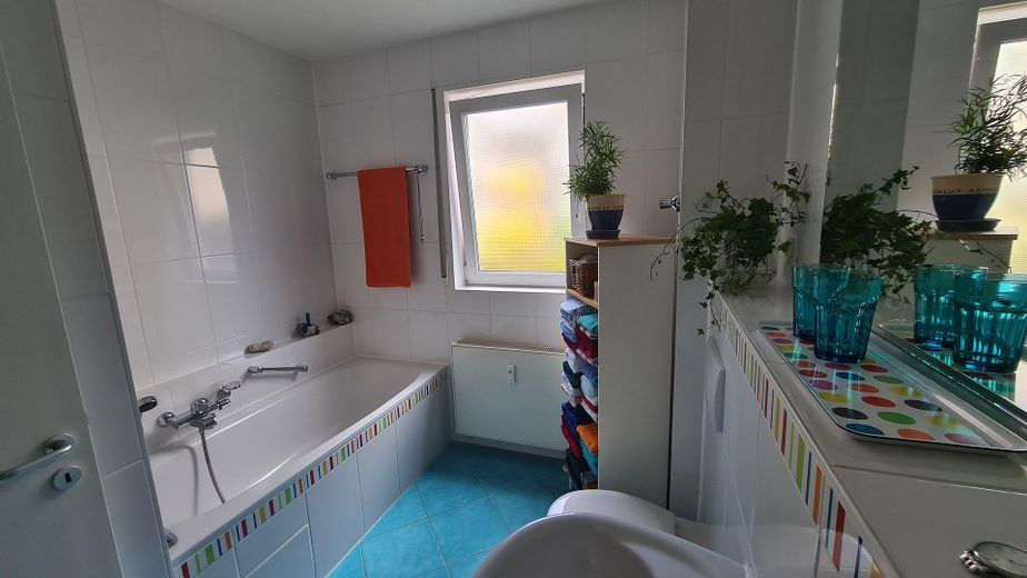 Bad mit Dusche und Badewanne
