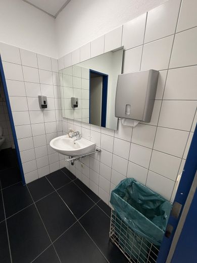 Helle Bürofläche ca. 100 m² – mit 3 Räumen und Stellplätzen – Sanitäranlagen