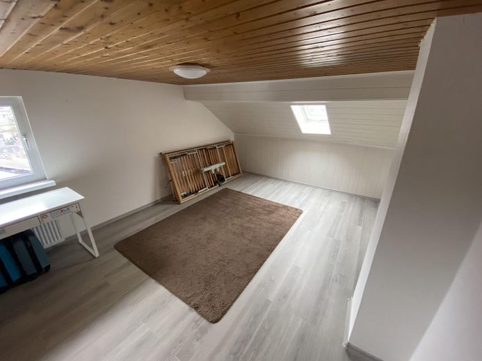 Einziehen, loskochen & wohlfühlen: Modernisiertes XL-Haus mit Traumküche, Komfort-Garage & Garten – 6. Zimmer 01