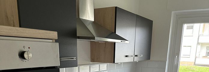 Renovated, bright 3-room apartment with fitted kitchen, balcony and parking space – Küche 3 (Muster)