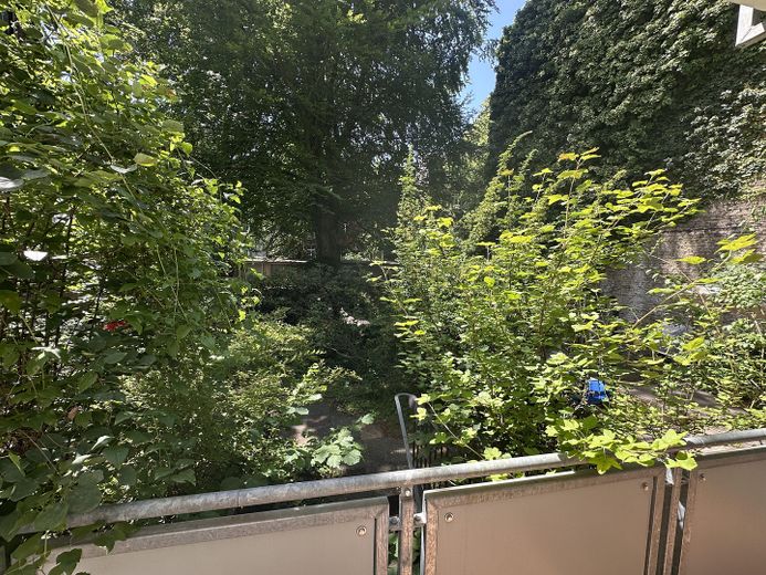 2-Zimmer-Wohnung mit sonnigem Balkon in begehrter Lage – Balkon 2
