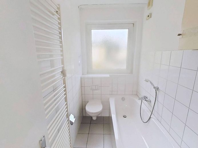 Komfortabel ausgestattete 4-Zimmer-Wohnung mit BALKON – Ansicht I: Bad I