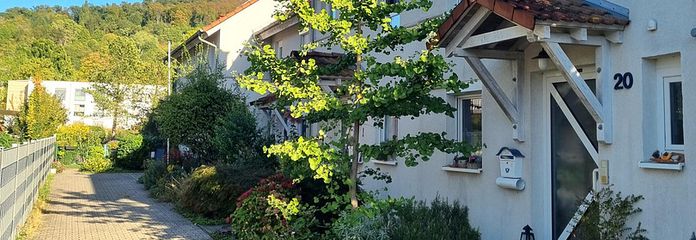 Well-maintained mid-terrace house in a family-friendly location – Zufahrt