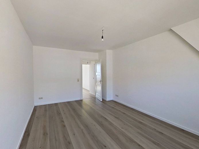 Aynı anda merkezi ve sakin: Neumünster'de aydınlık, kullanışlı 2 odalı çatı katı dairesi – Ansicht II: Schlafzimmer