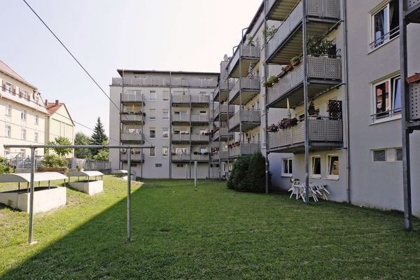 Balkonlu, tamamen yenilenmiş 3 odalı harika daire.