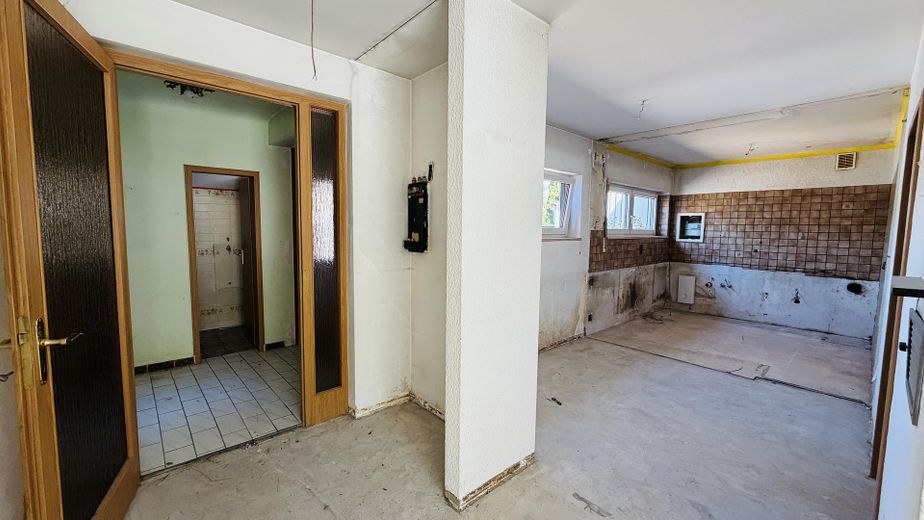 Rohdiamant in Top-Lage: Ebenerdiger Bungalow mit großem Garten – viel Platz für Familien – Flur mit Eingangsbereich