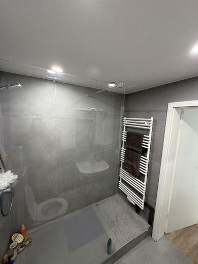 Moderne, kernsanierte 3-Zimmer-Wohnung (65 qm) im 2. OG – Gute Lage nahe FH Niederrhein! – Badezimmer 2
