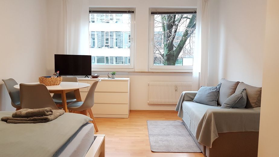 Zentrales, helles, ruhiges Altstadt-Studio (voll möbliert+Netflix)  Rosenau/Plärrer ♥ 1 min z. Ubahn – Helles Zimmer mit Doppelbett