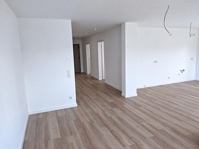 2026’da ilk kez oturuma hazır: Magdeburg’un güneyinde ikiz evin yarısı – bahçe, şömine, ısı pompası, 150 m², A+ – Wohnbereich, Blick zur Diele