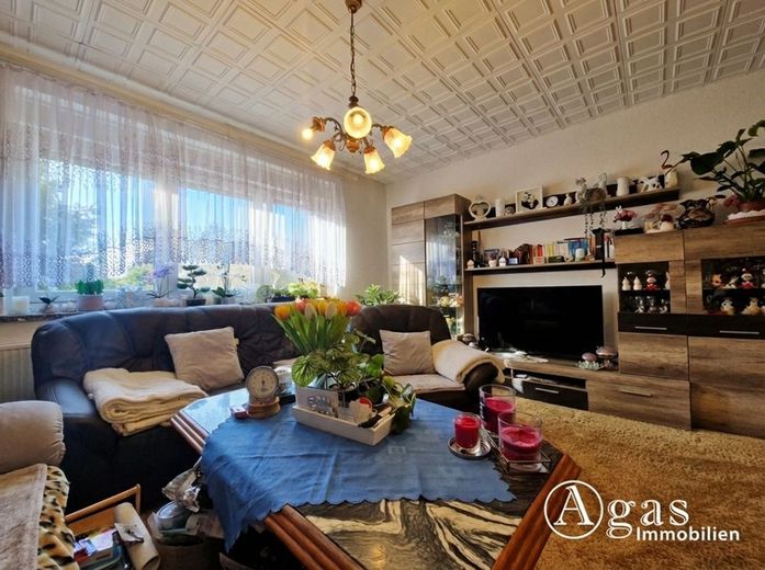 Einfamilienhaus auf großzügigem Grundstück in ruhiger Lage - mit modernem Glasfaseranschluss – Wohnzimmer