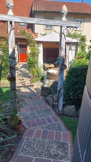 Weg vom Carport zum Haus