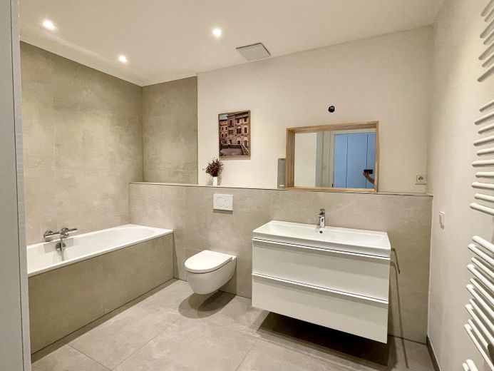 Großes Bad m. Badewanne EG