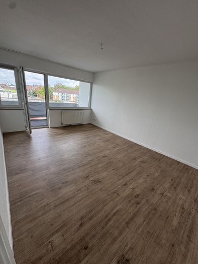 Renovierte 2,5 Zimmer Wohnung in zentraler Lage mit 2 Balkonen – Zimmer 2