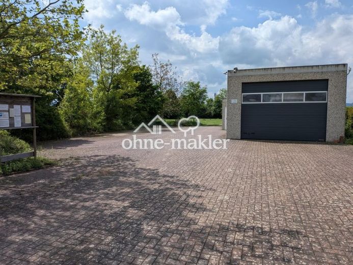 Bedrijfsterrein (splitsing mogelijk) met grote garages en woonmogelijkheid aan de rand van het veld – Foto 1
