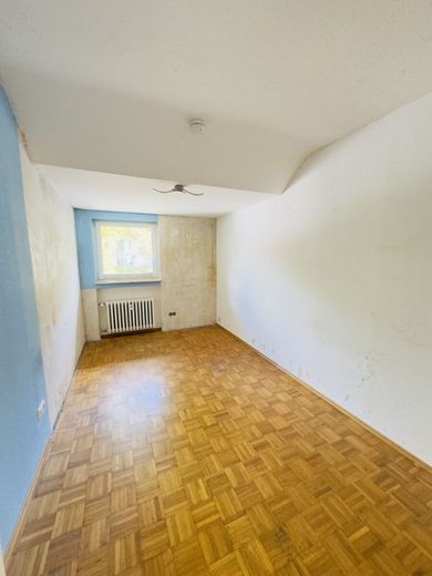 Mehrfamilienhaus in Bergisch Gladbach mit großem Grundstück &amp; Entwicklungspotenzial – Kinderzimmer DG