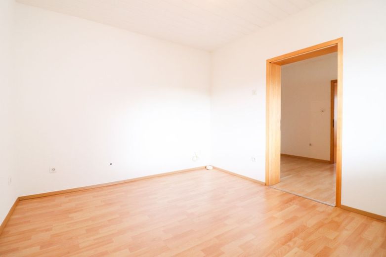 Großes Haus -Potenzial für 3-4 Wohneinheiten Scheune Stellplätze hohe Renditechance Familienparadies – Zimmer Nr. 2 im 1. Stock - als (weitere) Küche oder als drittes Kinderzimmer nutzbar