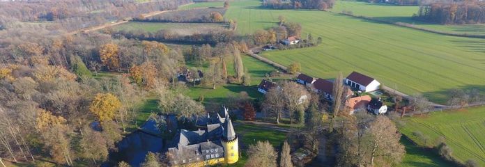 Idyllische Altbauwohnung mit Blick aufs Wasser – Übersicht Hofanlage
