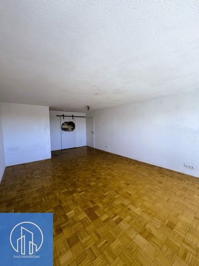 Lichtdurchflutete 3-Zimmer-Wohnung mit 3 Balkonen, Aufzug &amp; Garage - Wohnen mit Weitblick 90427 Nbg – Wohnzimmer 1.0