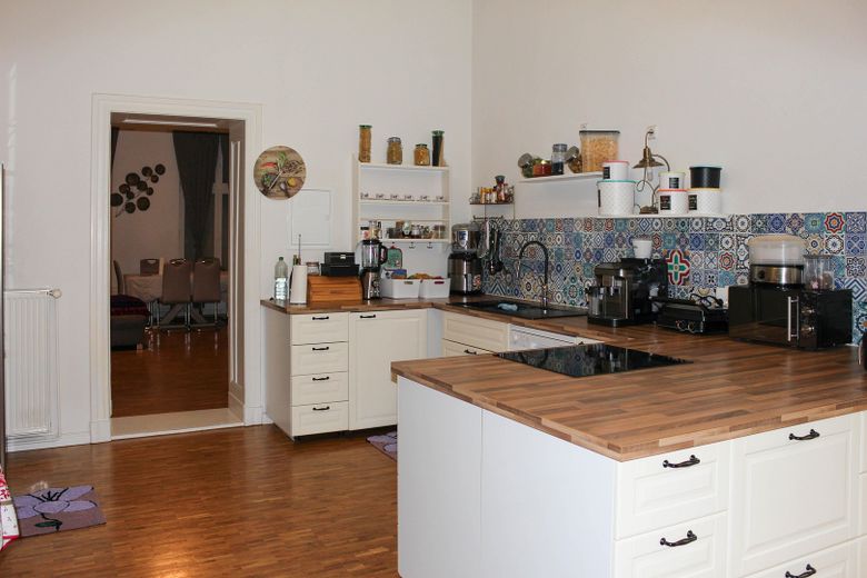 Bezugsfrei nach Vereinbarung: Geräumige Altbauwohnung mit großer Wohnküche – Wohnküche
