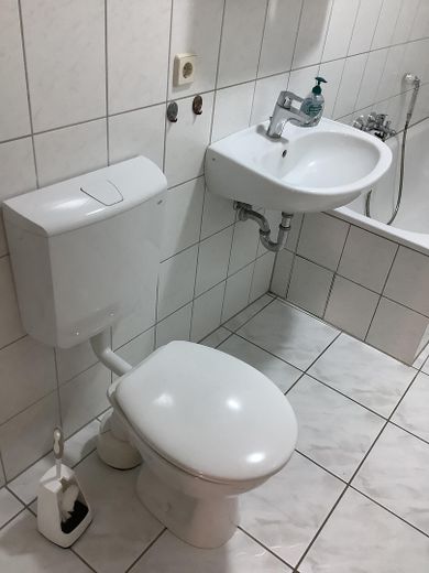 Sehr gepflegte, großzügige 2-Raum-Wohnung im Herzen der Stadt-Fußgängerzone – Badezimmer