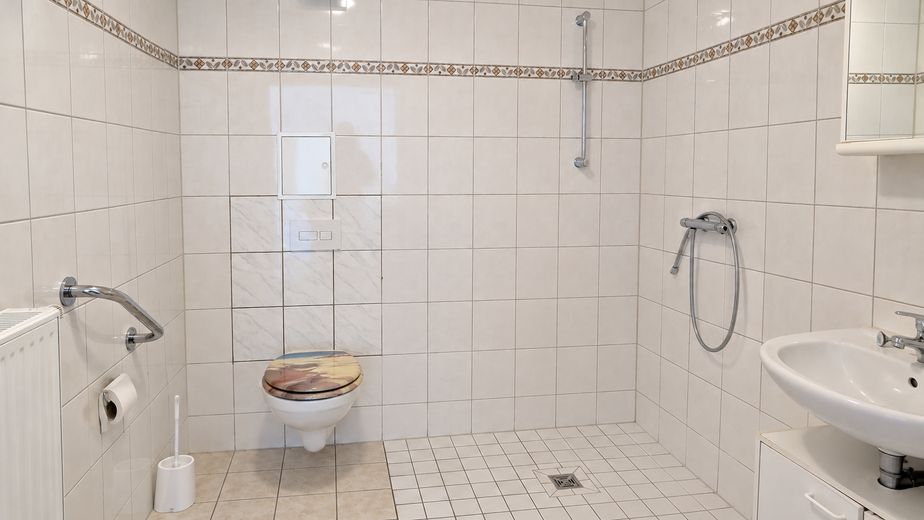 1 R-WE yaşlı konutu, DRK hizmetiyle, büyük yeşil alan, sakin, merkezi birinci sınıf konum – Badezimmer