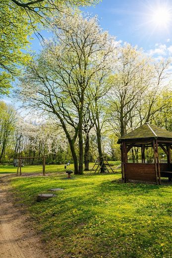 GESCHMACKVOLL EINGERICHTETE WOHNUNG IN SIERKSDORF, STRANDNÄHE, PROVISIONSFREI – Kinderspielplatz