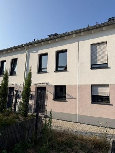 NEUBAU-Erstbezug - Nur 5 Minuten bis zur Bahn!!! – Eingangsseite