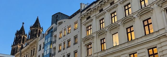 Erstbezug nach Sanierung: Großzügige 2-Zimmer-Altbauwohnung mit Balkon, Aufzug & Einbauküche am Dom – Haus von Außen - Leibnizstr 49