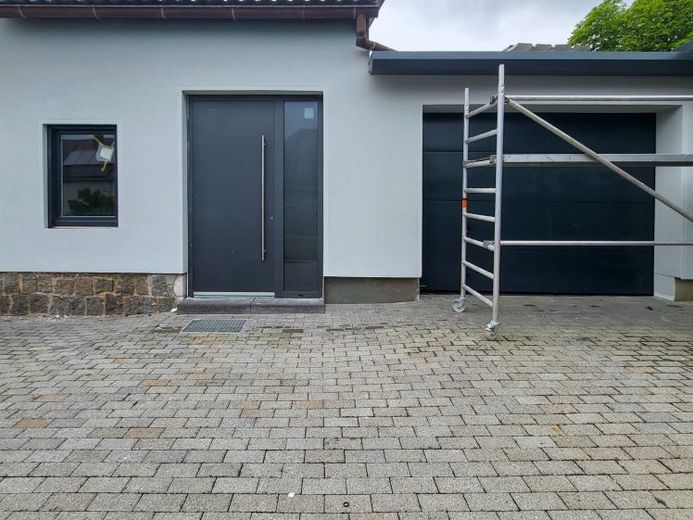 Moderne Gewerbeeinheit mit Büro- und Lagerflächen – Foto 1
