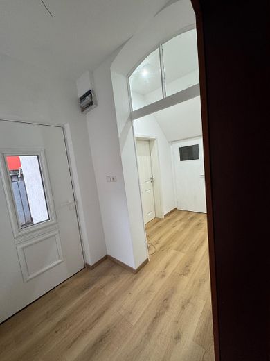 Haustür und flur zur Küche 