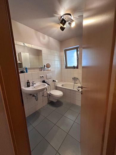 Wunderschöne Maisonette-Wohnung in bester Lage mit Garten - Erbpacht – OG Bad mit Wanne und Dusche