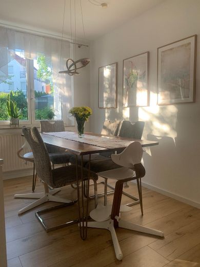 Attraktive und moderne 4-Zimmer Wohnung in begehrter Wohnlage – Photo 3