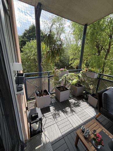 Gepflegte 2-Zimmer-Wohnung mit Balkon, Einbauküche, Stellplatz & Aufzug in Maintal-Dörnigheim – Balkon