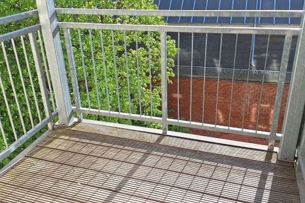 Bellissimo e accogliente appartamento di 4 locali con balcone e cucina componibile