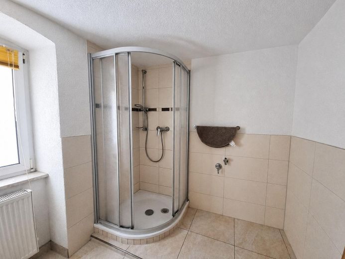 Senza provvigione: abitare personalmente o affittare - casa plurifamiliare con tre unità – Badezimmer EG