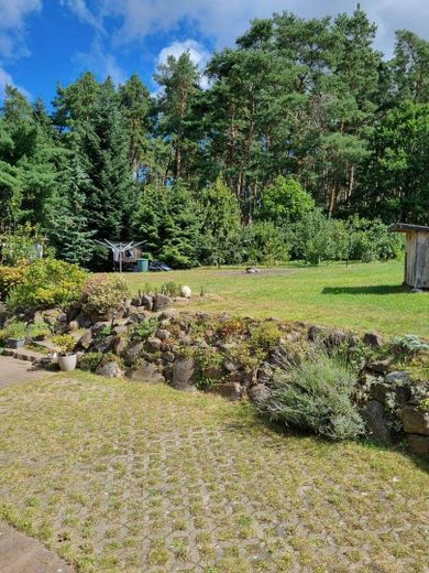 Feldsteinumrandung vorm Haus