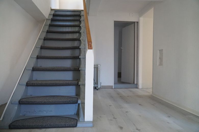 Vollständig renoviertes und modernisiertes 5-Zimmer-Einfamilienhaus in Eichendorf – Flur EG