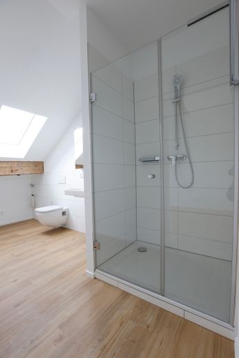 Maisonette-Wohnung (WE06), Kaiserstraße, ein Traum für Kenner und den besonderen Geschmack, ~ 115 m² – Bad obere Ebene Dusche