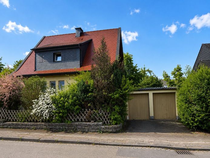 Familientraum mit Paradiesgarten - Schnuckeliges Haus - 5 Zimmer, Terrasse, Doppelgarage, Bestlage! – Doppelgarage vorhanden
