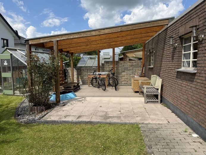 Zwei-Familien-Wohnhaus mit ausgebautem Dachgeschoss – Terrasse