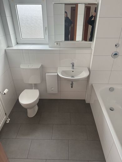***Gruntownie wyremontowana łazienka z oknem, balkon południowo-zachodni z dużą ilością słońca, położony wśród zieleni*** – Tageslichtbad
