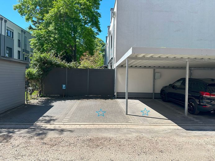 Carport und Stellplatz