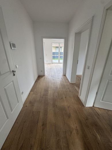 Traumhafte 4 Raumwohnung mit großem Garten in einer Villa – Foto 14