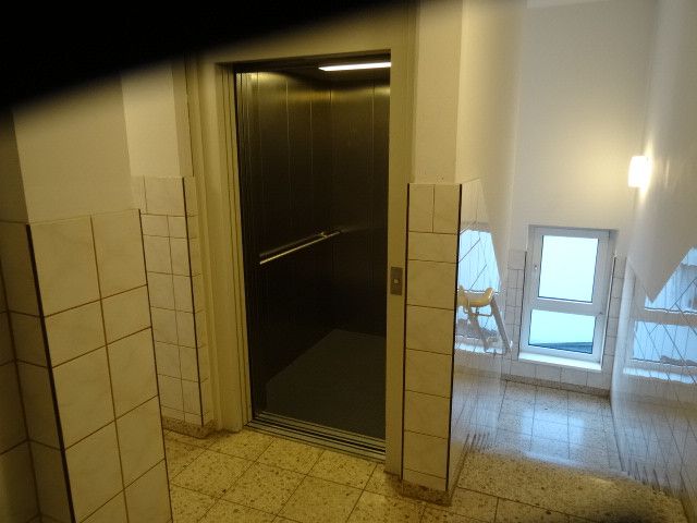 Aufzug und Treppenhaus