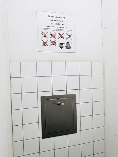 Erbpacht! Von Privat! Ohne Provision! Möbliertes Apartment m. Balkon inkl. TG-Platz, ab sofort – Etagen-Müllschlucker 