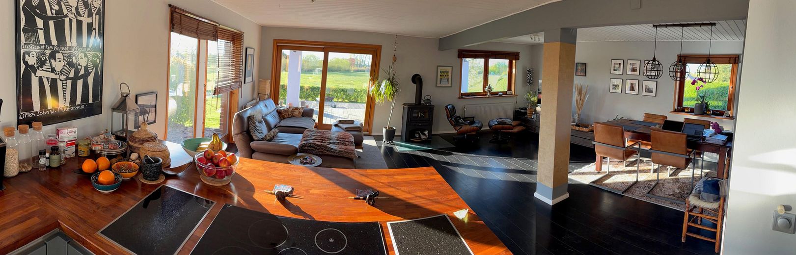 Hamburg'un kapılarında enerji verimli müstakil ev – Blick von Küche ins Wohnzimmer