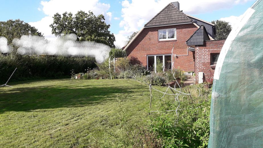 repräsentatives Zweifamilienhaus – Gartenansicht aufs Haus